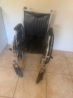 80 se vende silla de ruedas no se usó mucho solamente una dos veces