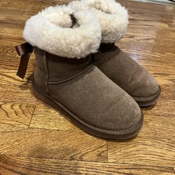 Girls/woman Bear Paw Boots-barely Worn!