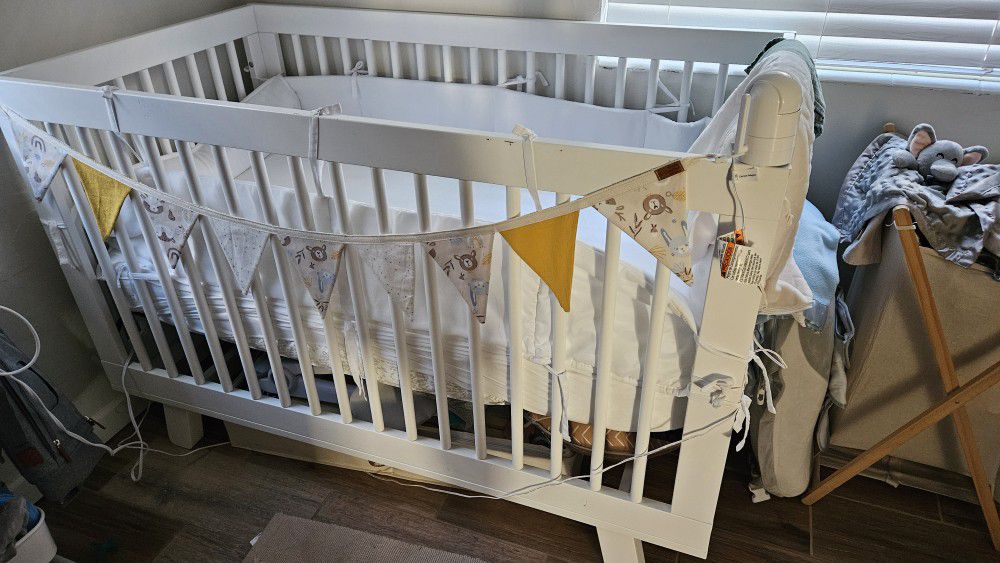 Baby Crib + Mattress and Sheets