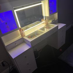 Makeup vanity