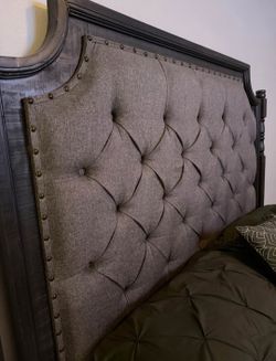 King Sz Bedroom Set With Boxspring good condition