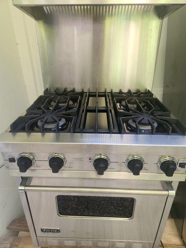 Phenomenal Viking GAS RANGE 30 INCH With Hood/ Light/Fan....EXCELLENT BUY MUST SEE