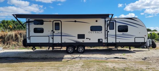 2018 Keystone Outback Ultra lite 314UBH