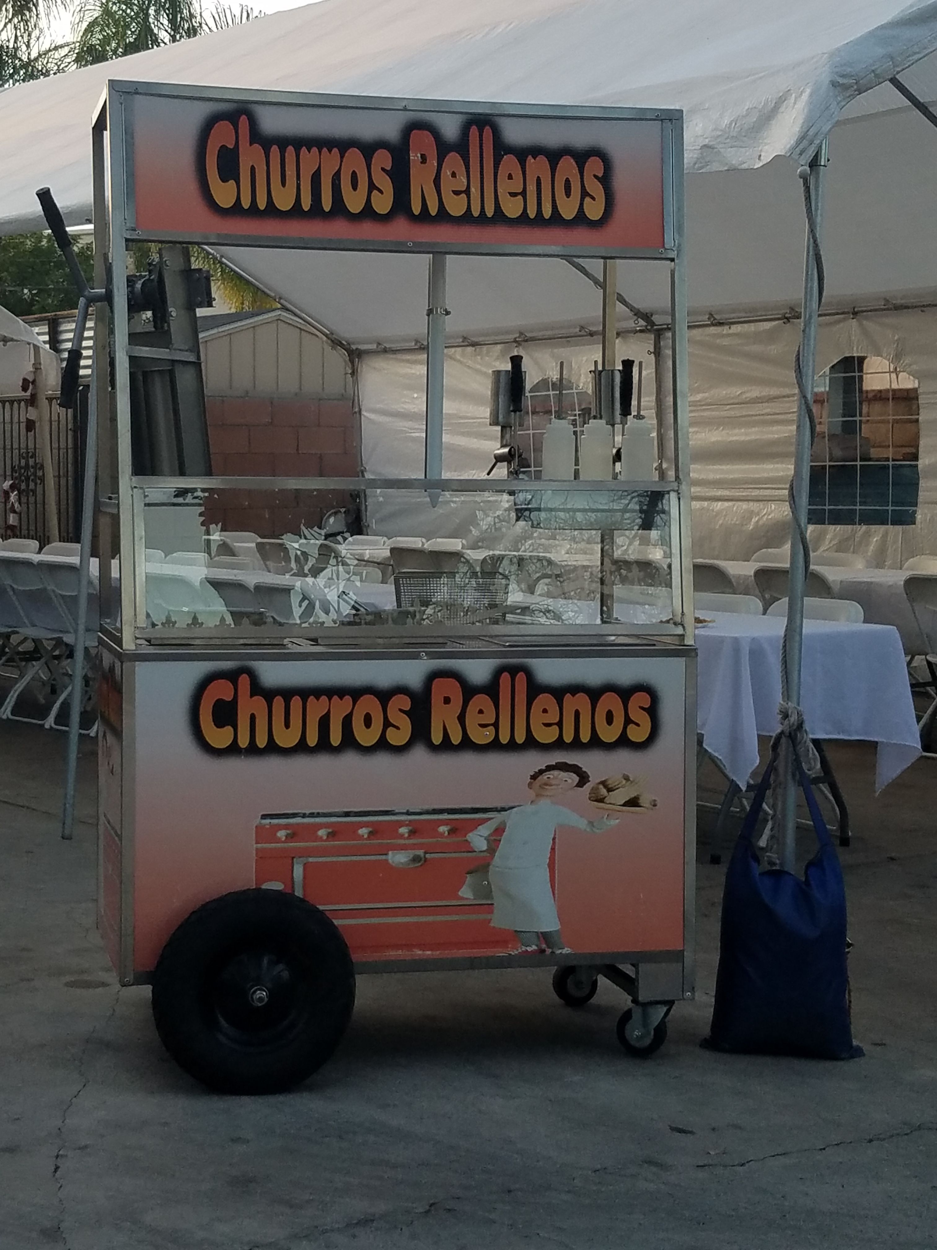 Carrito móvil. Churros rellenos, Extra cash, listo para generar dinero.