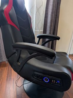 Gaming Chair with built in speakers