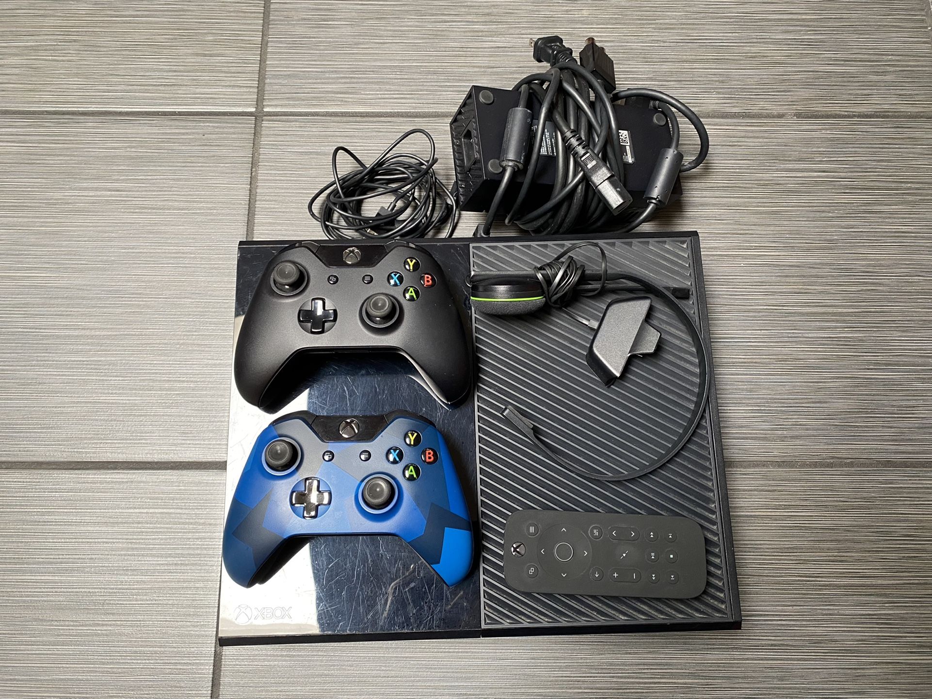 Xbox One 500 GB w/2 Controllers & Remote