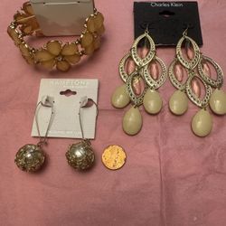 Bracelet & 2 Sets Of Earrings -3 Pieces 