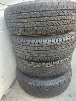 Set of 4 Used All-Season Tires P265/70R17 113S bridgestone tires