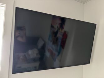 Samsung 50” 4K UHD Smart TV With Wall Mount– Works Great