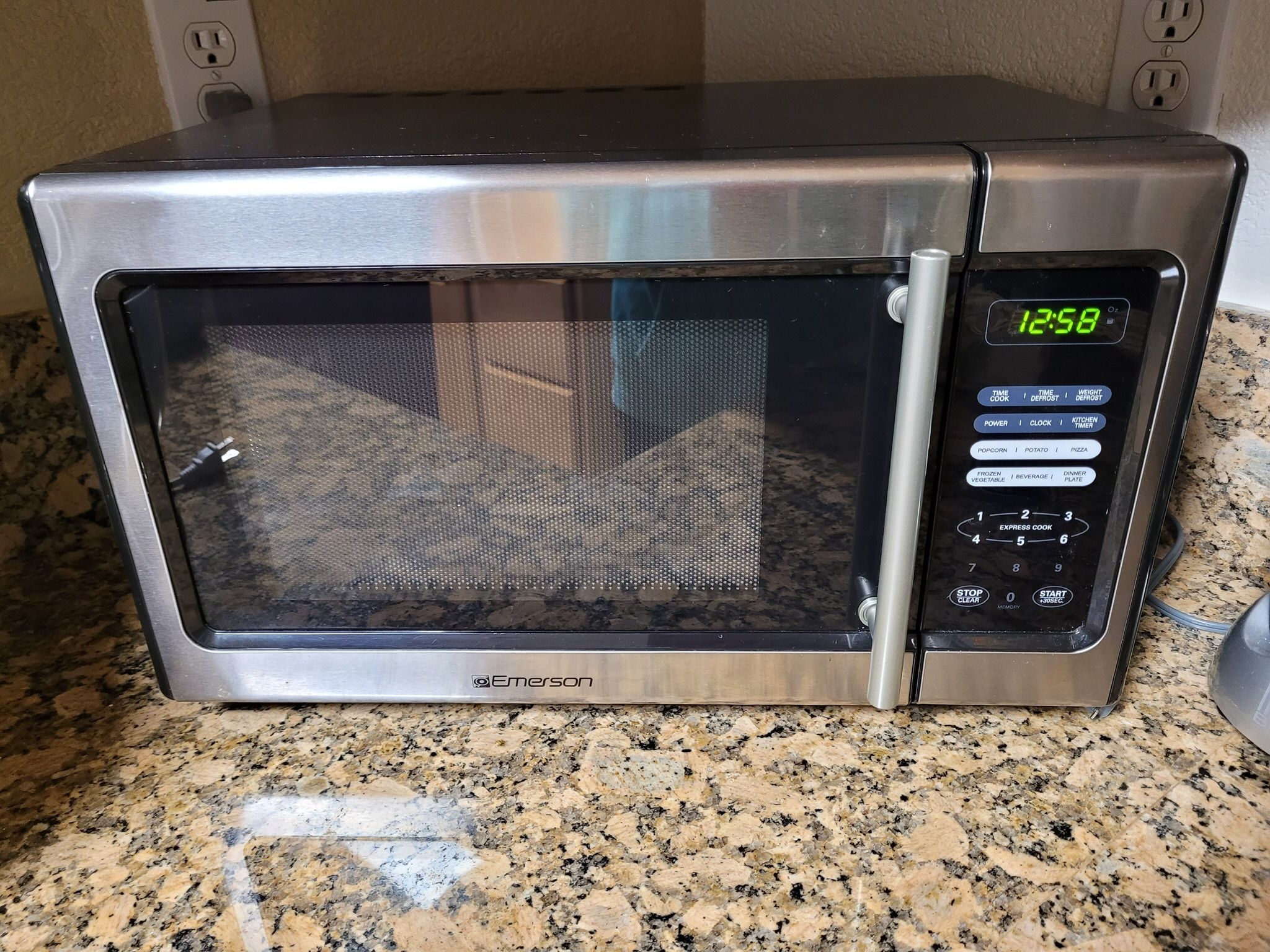 emerson 900 watt microwave oven