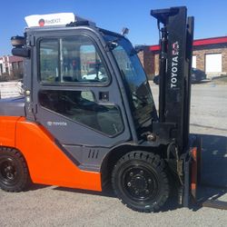 Pneumatic 8K LB Capacity Diesel Toyota Forklift 
