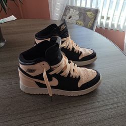 Jordan 1 Retro High
Black Crimson Tint