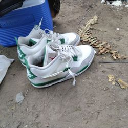 Nike SB x Air Jordan 4 "Pine Green" sneakers. 