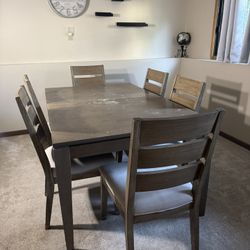 Dinning Table In Great condition 