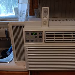 GENERAL ELECTRIC (8,000) BTU AIR CONDITIONER IN LIKE BRAND NEW CONDITION WITH REMOTE AND ENERGY SAVER 