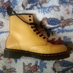 Yellow Doc, Martens