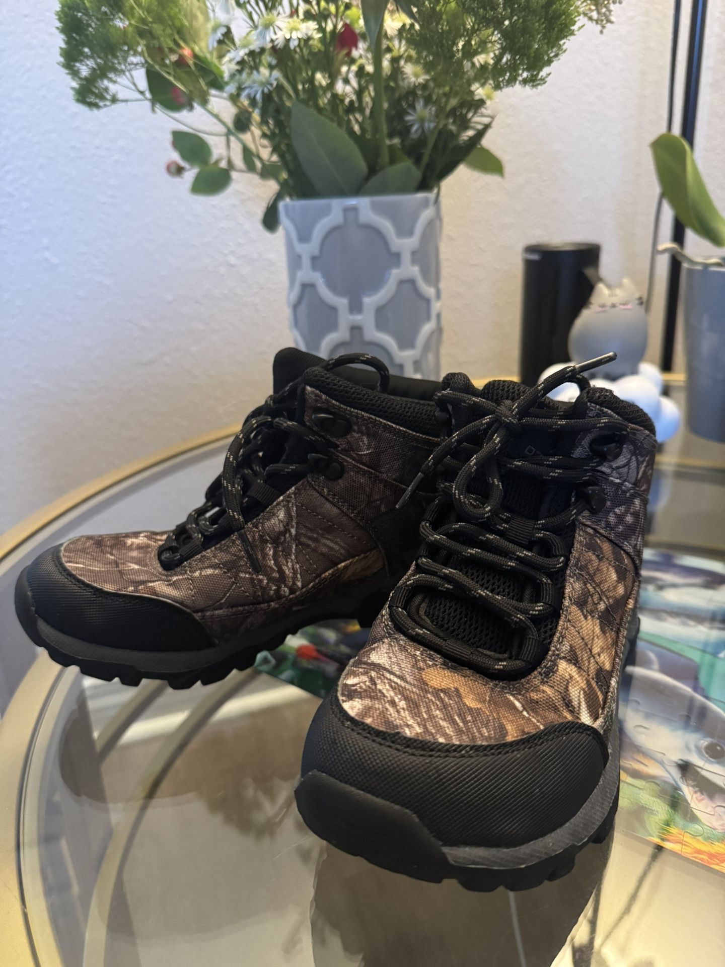 Children's shoes. In very good condition.
