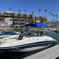 Four Winns Funship Deck Boat 