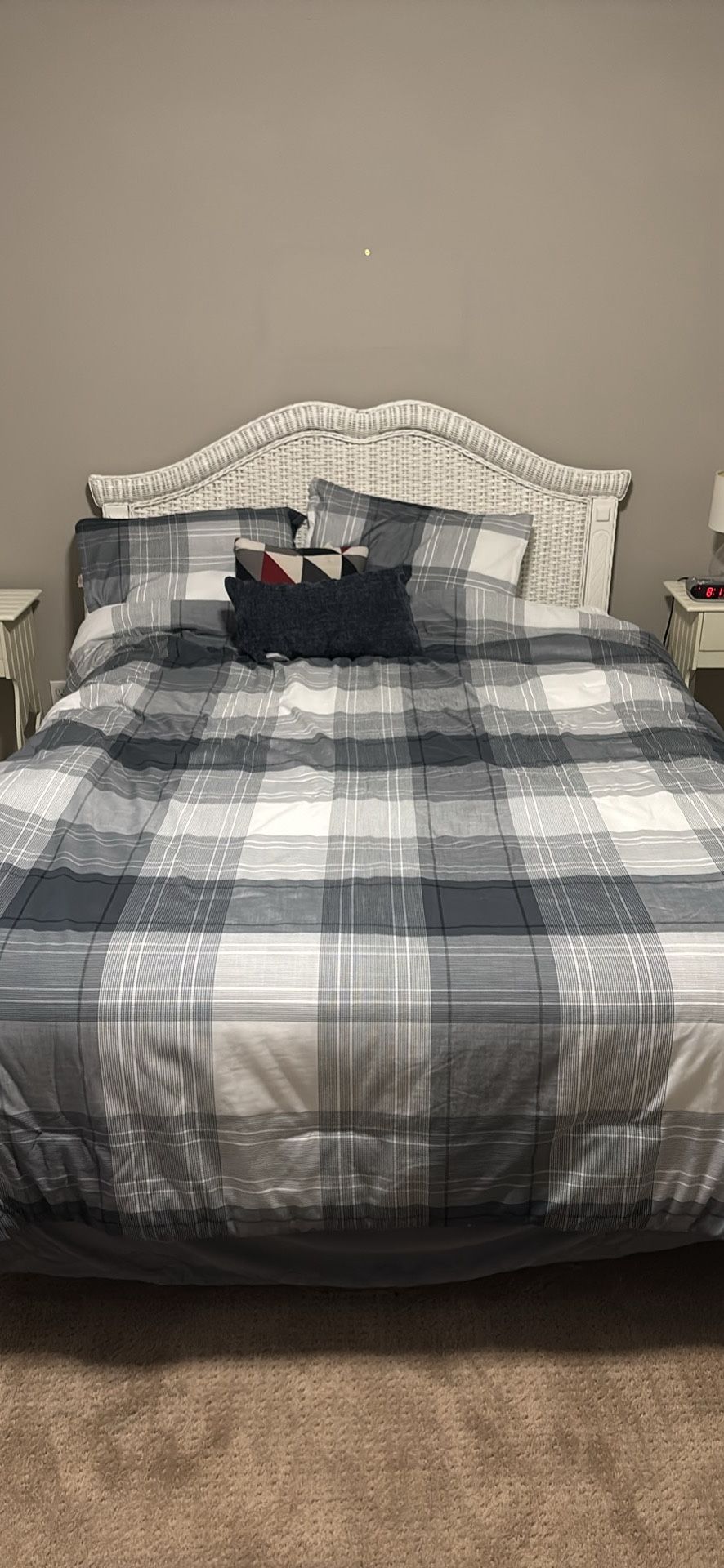 Queen or Full Bed With Frame and Sheets/comforter
