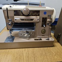 Vintage Singer Sewing Machine Model 401A In Case