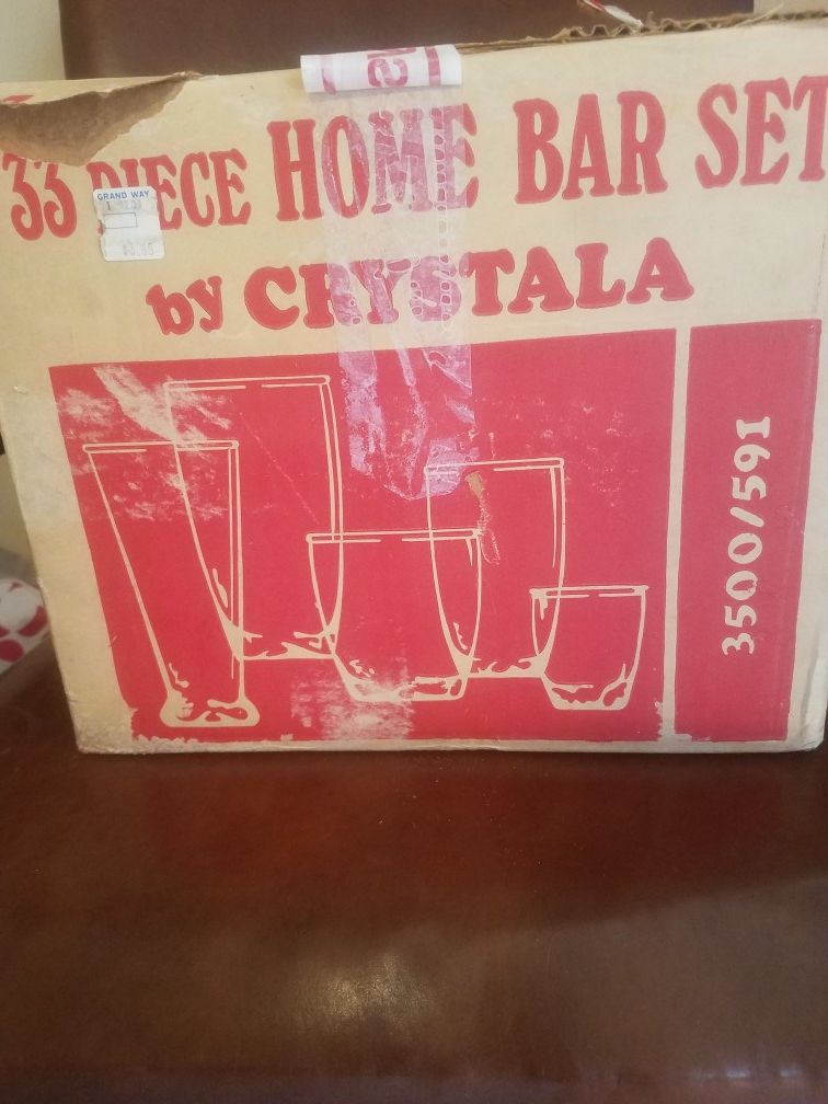 33 piece glass bar set