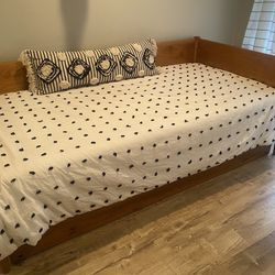 Trundle Bed w 2 Twin Mattresses 