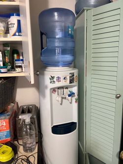 Cold water dispenser and room temp
