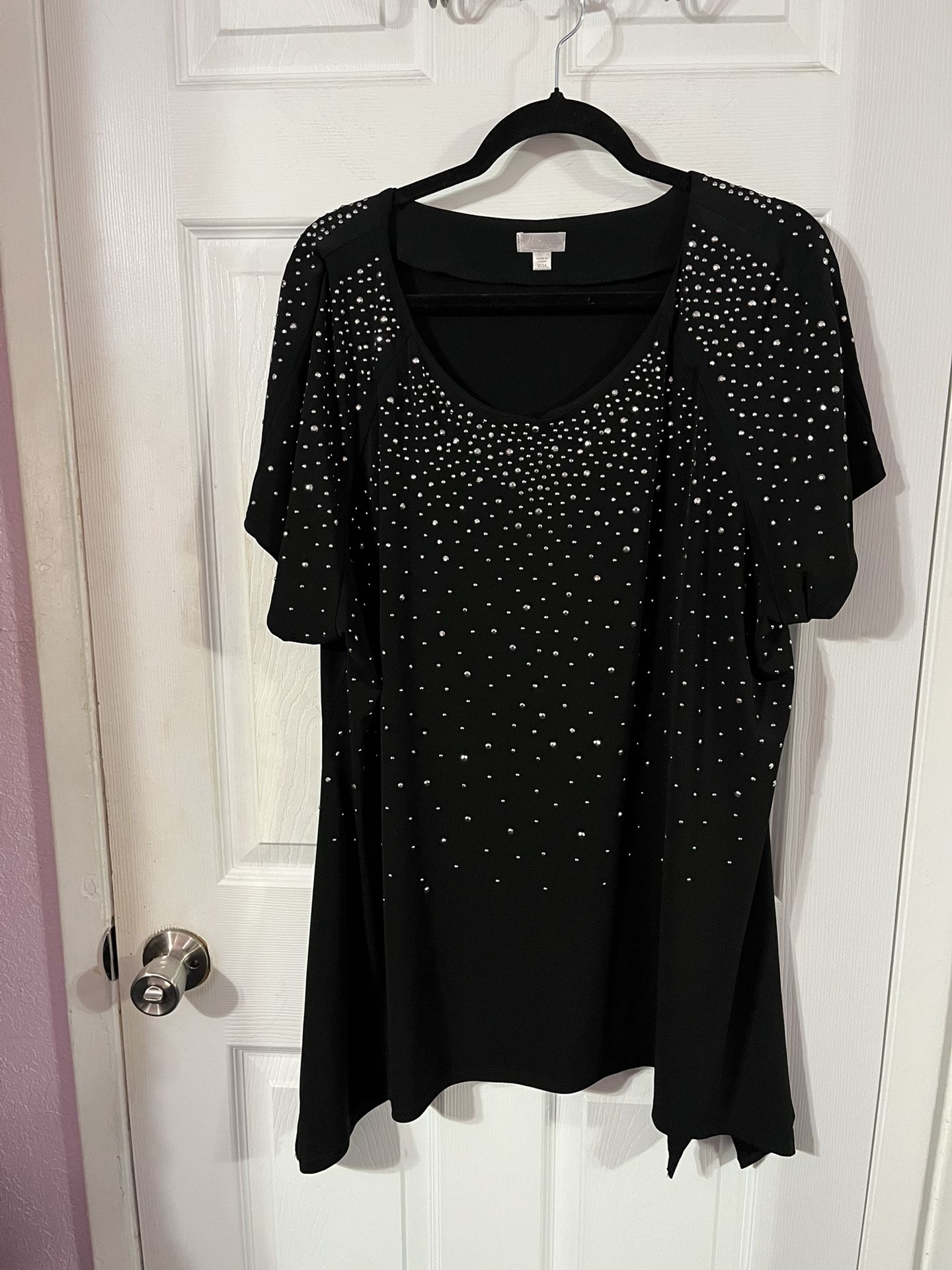 Women’s Size 22 / 24 Tunic LengthTop with shirt length sleeves. Color black with sequins . Made of 95% Polyester and 5% Spandex. . Brand VIP knits