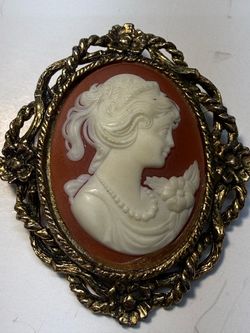Vintage Cameo Brooch Pendant Gold Tone Floral Filigree Victorian Revival