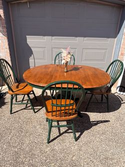 Dinning table /4 chairs