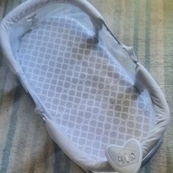 Baby bassinet with noise sleeper - $25