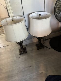 SET OF LAMPS