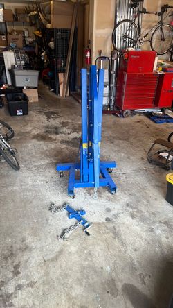 Blue Hydraulic Engine Hoist