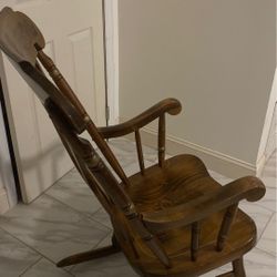 Rocking chair vintage solid good hard wood Very very good condition￼