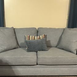 Havertys Gray 3-Seat Sofa – Excellent Condition – Clean & Comfortable