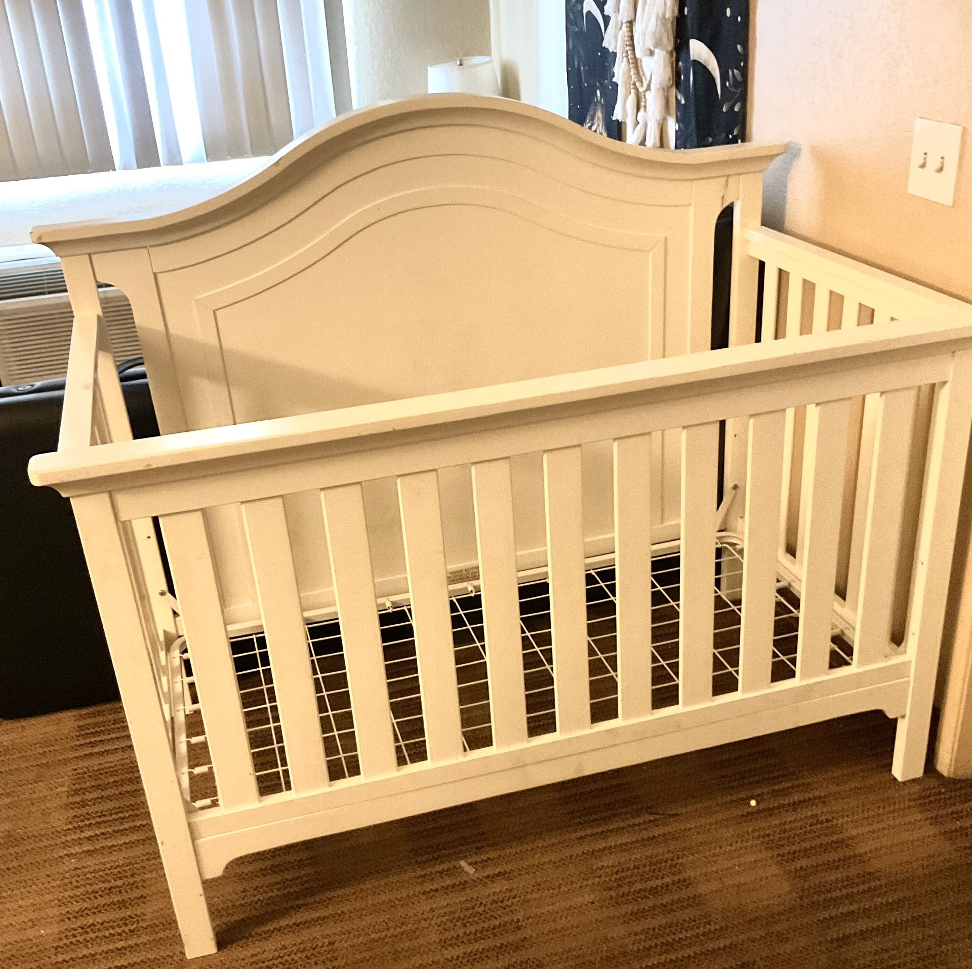 Baby/Toddler Crib/Bed