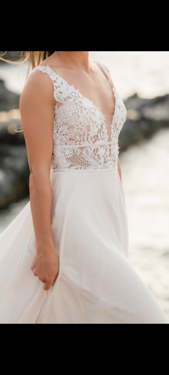 Lillian West Size 4. Worn Once and Professionally Cleaned! Beautiful for Simple Beach Wedding!