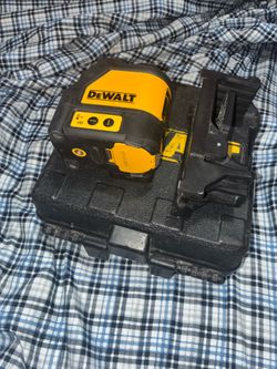 DEWALT Red Cross-Line Laser Level Kit (DW088K) - Complete with Case & Wall Mount