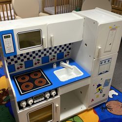 Toy kitchen