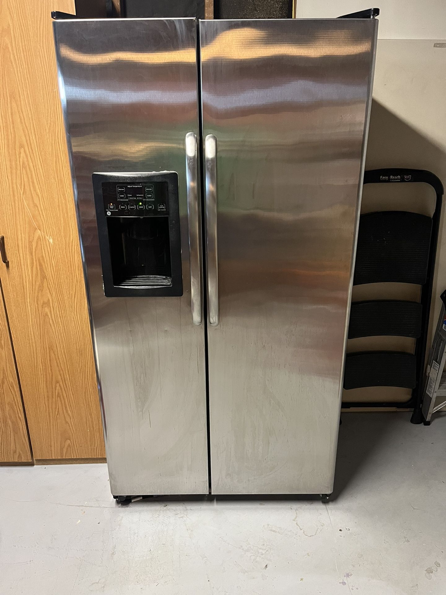 General Electric 25 Cu Ft Stainless Steel Refrigerator
