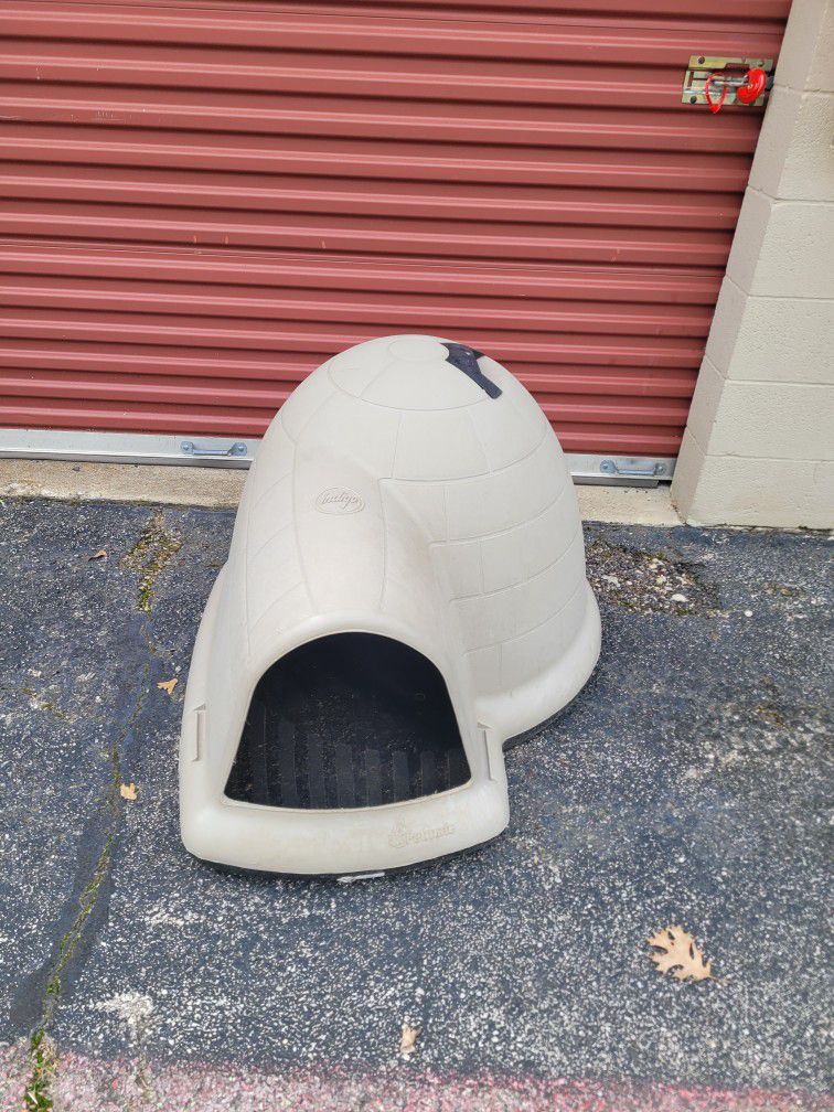 Igloo Dog House ( Delivery Available)
