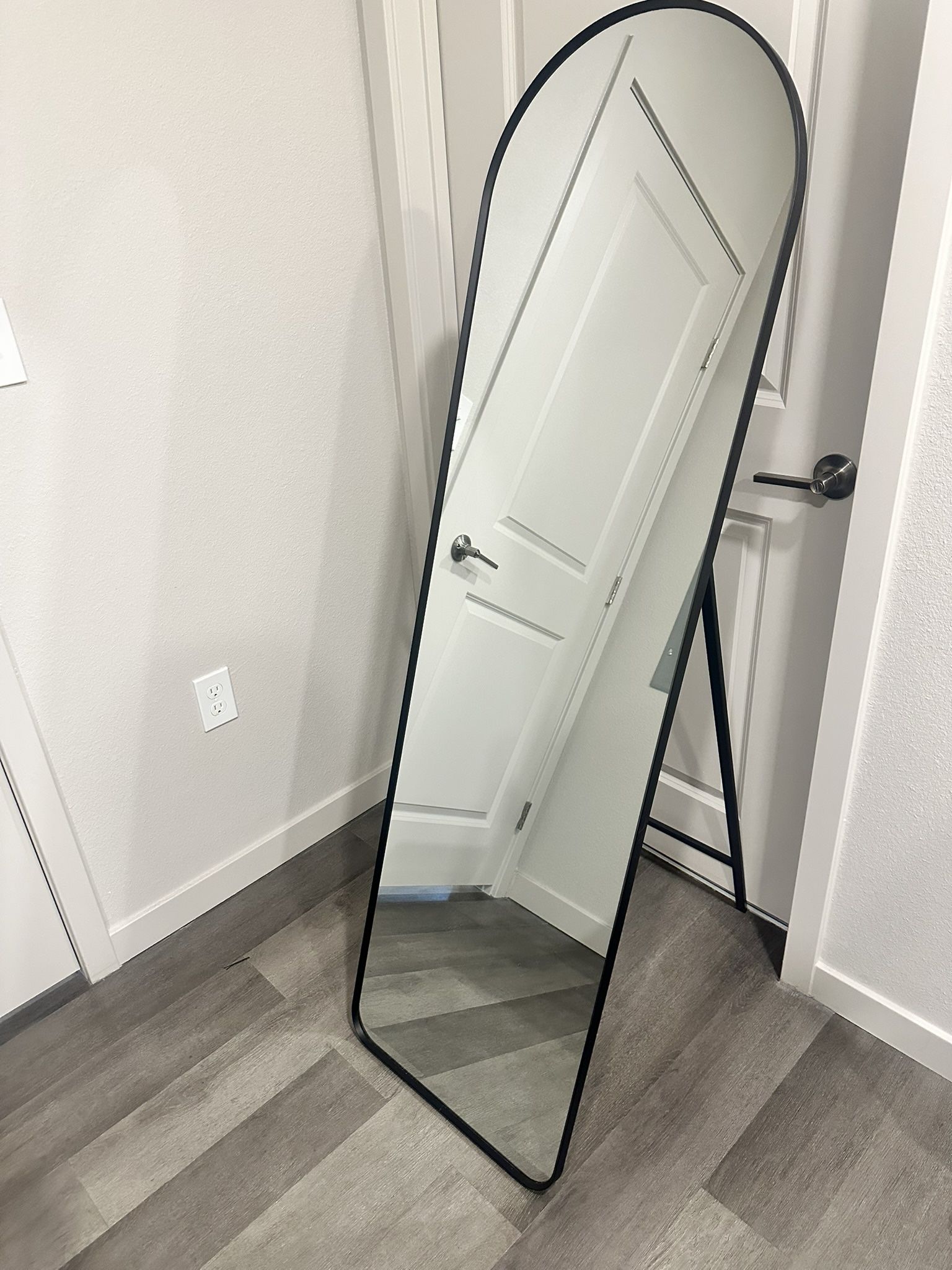 Elegant Black Trim Stand-up Mirror - Great for Any Room!