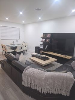 Juego de muebles seccional en cuero marrón con base TV y mesa de centro el dorado Furniture