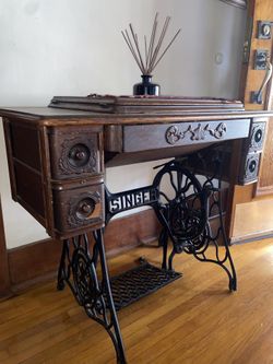Vintage Singer Sewing Machine With Cabinet $ Attachment’s
