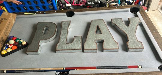 Metal letter decor