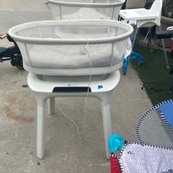 Two 4moms bassinet