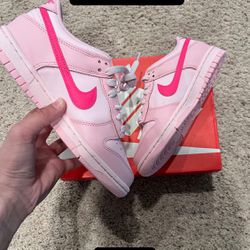 Dunk Low Triple Pink Size 4y Ds $110