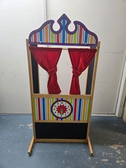 Melissa & Doug Deluxe Puppet Theater