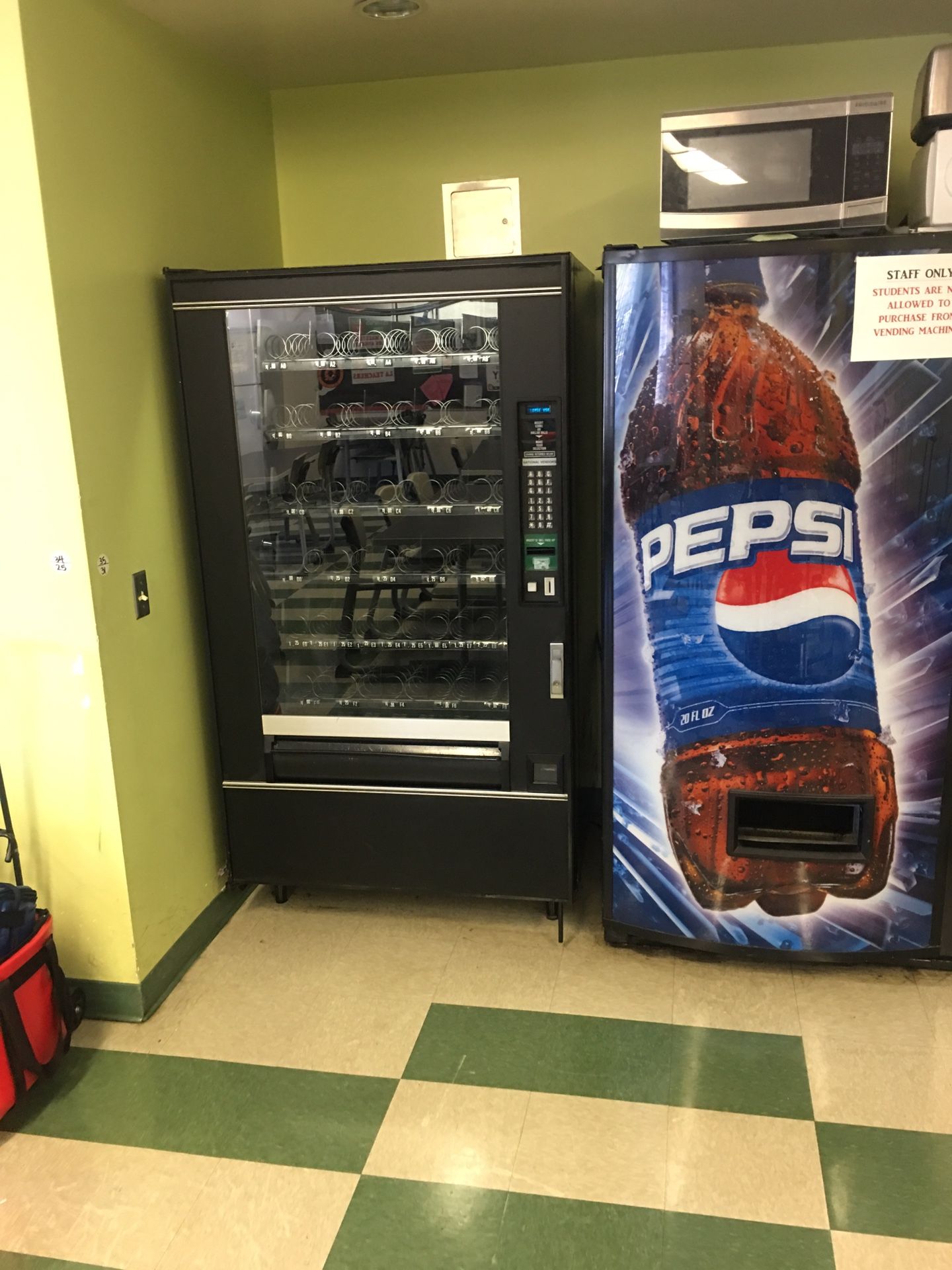 $$750 SODA AND SNACK VENDING MACHINE