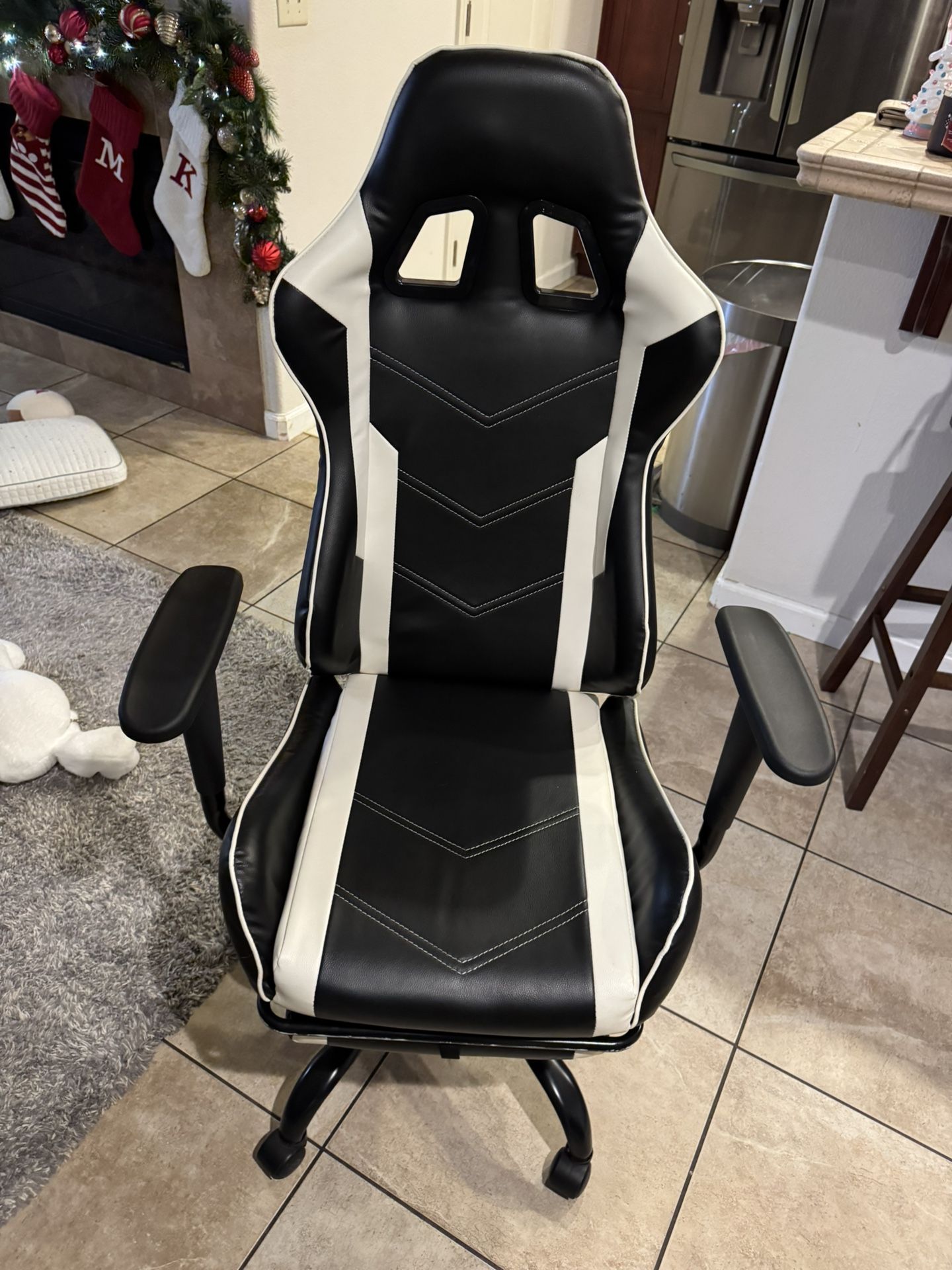 GAMING CHAIR (LIKE NEW!!)